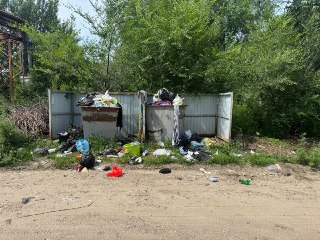 Жители жалуются на трехнедельные задержки вывоза мусора