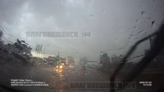 Тополь упал на трассу и повредил автомобили: подробности